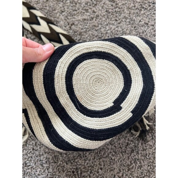 Boho woven Black & White Crossbody bucket Bag With Geometric Patterns Long Strap - Picture 5 of 8